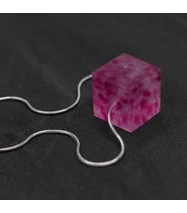 CUBE nyaklánc medállal, málna-színtelen