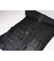 Fekete színű rolltop hátizsák rövid rojtokkal