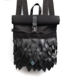 Fekete színű rolltop hátizsák pikkelyes díszítéssel