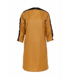 Mustársárga ruha fekete csipkével